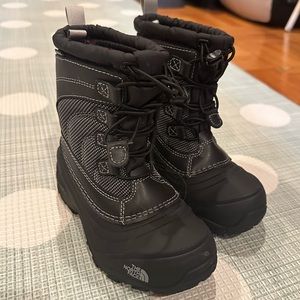 KIDS: North face snow boots, excellent condition. Worn once